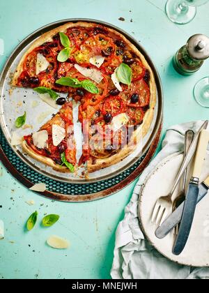 Tarte aux tomates et aux olives, parmesan et basilic Banque D'Images