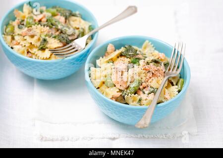 Farfalle aux épinards, asperges, saumon fumé et crème Banque D'Images