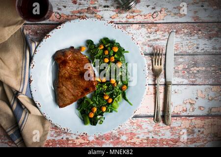 Pavé de boeuf avec un pois chiche et épinards medley Banque D'Images