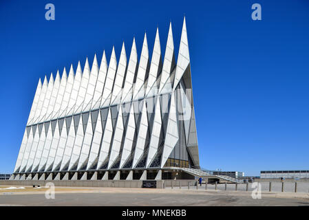 Des cadets de l'US Air Force Academy Chapelle, vue générale, montrant des rangées de tubes en acier préfabriqués 17 spires, Colorado Springs, CO, États-Unis d'Amérique Banque D'Images