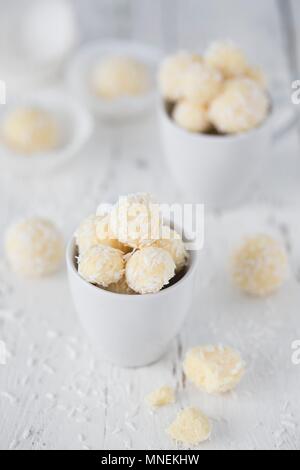 Truffes à la noix de coco dans une tasse blanche Banque D'Images