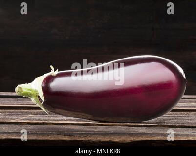 Une aubergine sur un fond de bois Banque D'Images