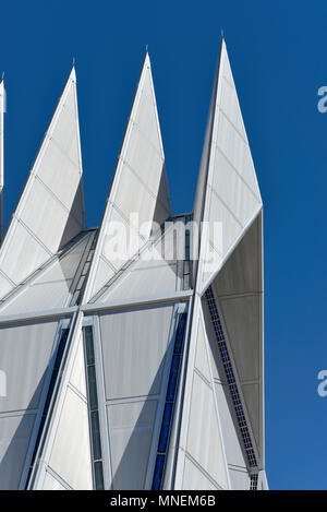 Des cadets de l'US Air Force Academy, chapelle sud, altitude supérieure détail montrant les tubes en acier et verre préfabriqués spires, Colorado Springs, CO, États-Unis d'Amérique Banque D'Images