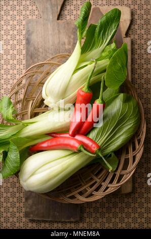 Fresh bok choy et le piment de l'Indonésie Banque D'Images