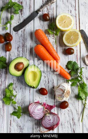 Un arrangement avec l'avocat, les carottes, les citrons, les oignons et les tomates Banque D'Images