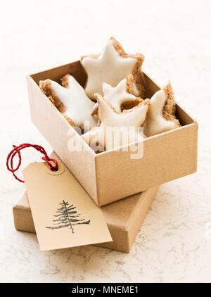 Biscuits à la cannelle en forme d'étoile dans une boîte comme un cadeau Banque D'Images