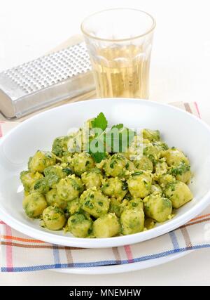 Gnocchetti con prezzemolo (mini gnocchi à la sauce persil, Italie) Banque D'Images