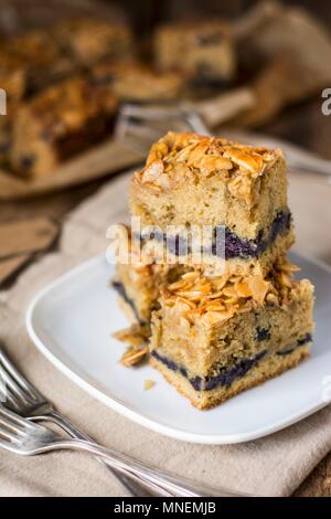 Gâteau aux bleuets et amandes cuire bac Banque D'Images