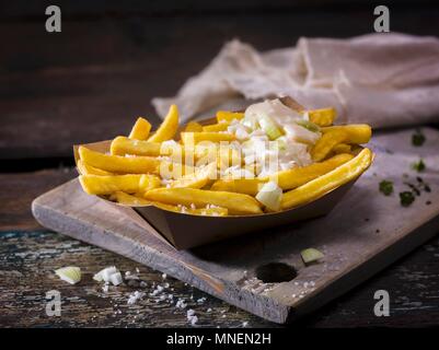 Des frites avec du sel et mayonnaise oignon de printemps Banque D'Images