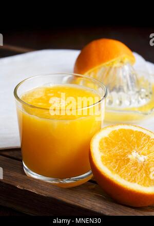 Un verre de jus d'orange fraîchement pressé Banque D'Images