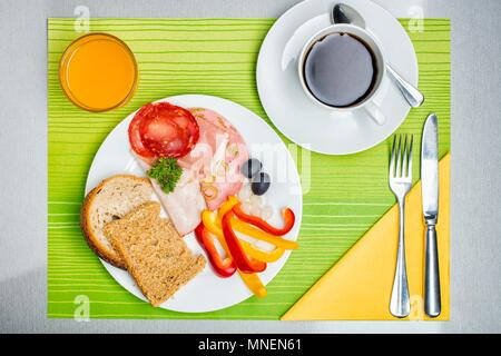 Un petit-déjeuner composé de pain, de la saucisse, le café et le jus d'orange (vu du dessus) Banque D'Images