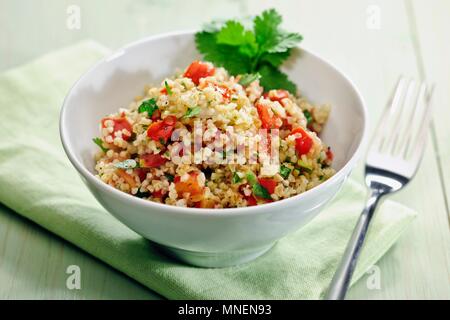 Tablouleh (salade de boulgour aux tomates, menthe et persil, Liban) Banque D'Images