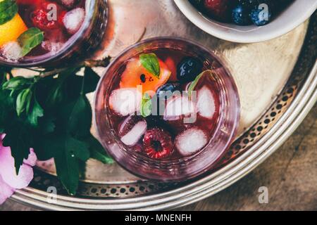 Des boissons de fruits avec des cubes de glace Banque D'Images