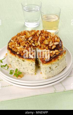 La ricotta et aux herbes gâteau avec un crumble de pain et noix de pin Banque D'Images