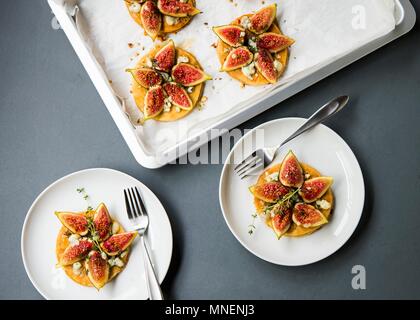 Tartelettes de pâte feuilletée avec des figues fraîches, friable et Gorgonzola, miel, citron et thym, haché Banque D'Images