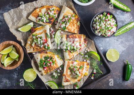 Quesadillas avec salsa fraîche Banque D'Images