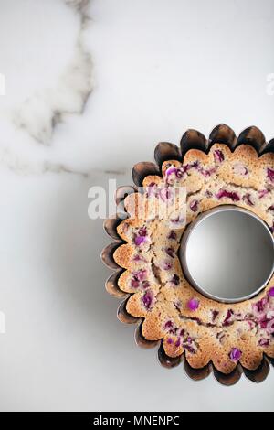 Un gâteau bundt rhubarbe Banque D'Images