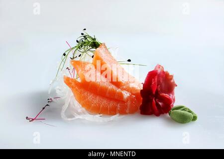 Sashimi au saumon et fèves germées et wasabi Banque D'Images