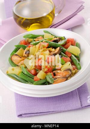 Salade de pommes de terre et de moules Banque D'Images