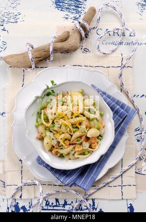 Conchiglie alla tartara di pesce (shell pâtes avec tartare de poisson, Italie) Banque D'Images