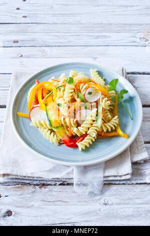 Les Fusilli avec légumes colorés Banque D'Images