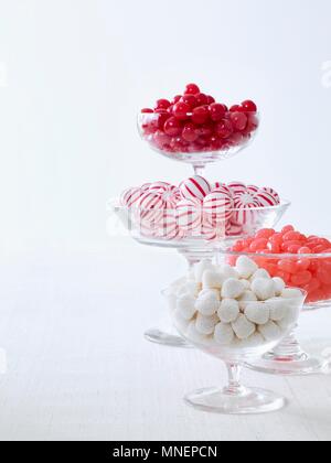 Friandises de Noël rouge et blanc dans des bols en verre Banque D'Images