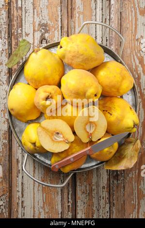 Coings sur une table en bois rustique Banque D'Images