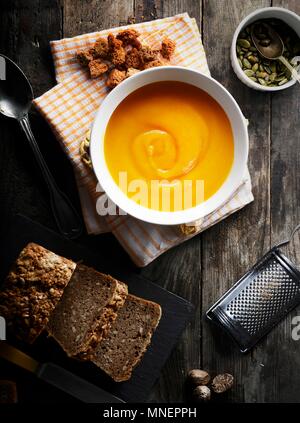 Soupe à la courge musquée, croûtons, graines de citrouille et du pain complet Banque D'Images