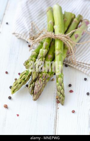 Une bande d'asperges vertes sur un tissu Banque D'Images