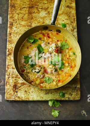 Lentilles rouges épicées, noix de coco, et la coriandre soupe avec des boulettes de poulet Banque D'Images