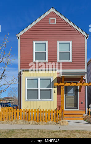 Maison de vacances Projet de quartier, représentant une maison unifamiliale peintes en différentes couleurs, Boulder, Colorado, USA Banque D'Images
