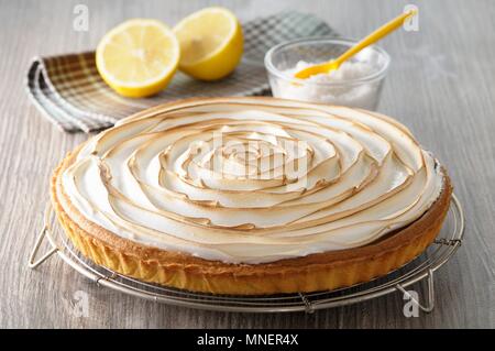 Tarte au citron meringuée Banque D'Images