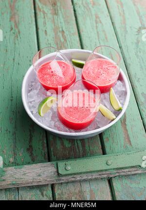 Les smoothies pastèque sur la glace Banque D'Images