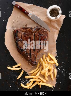 Porterhouse steak avec des frites Banque D'Images