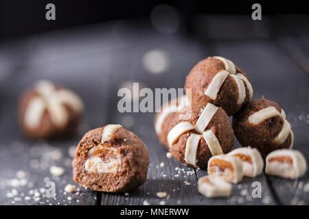 Avec des boules de pâte d'amande et de chocolat et caramel barres biscuit Banque D'Images