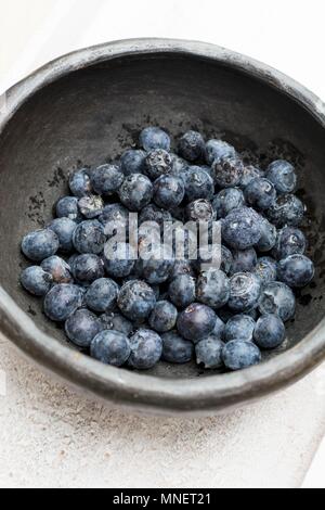 Les bleuets dans un plat Banque D'Images