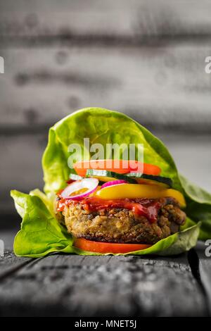 Un régime sans gluten dans Veggie burger une feuille de laitue Banque D'Images