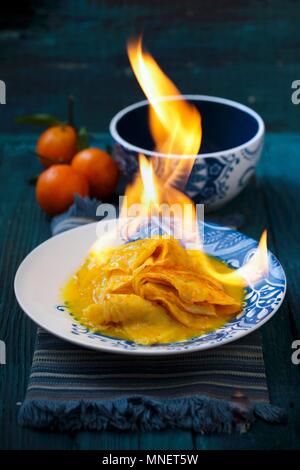 Crêpes Suzette être flambés au sirop d'orange et la liqueur d'orange Banque D'Images