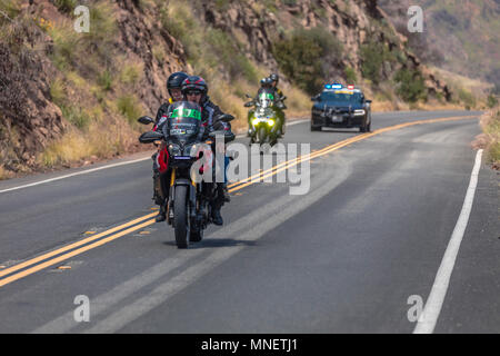 OJAI EN CALIFORNIE USA - Mai 14, 2018 - Moto et voiture de police à l'avance avant l'étape 2 d'Amgen Mens Location Tour de Californie, VENTURA À GIBRALTAR ROAD À SANTA BARBARA Comté Banque D'Images