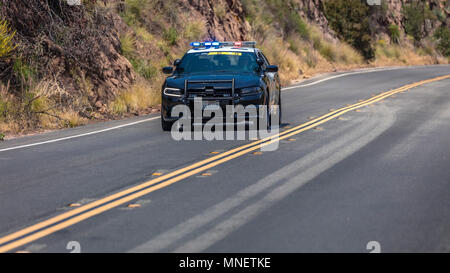 OJAI EN CALIFORNIE USA - Mai 14, 2018 - voiture de police en face de stade 2 Amgen Mens Location Tour de Californie, VENTURA À GIBRALTAR ROAD À SANTA BARBARA Comté Banque D'Images