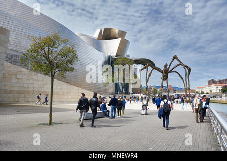 ''Maman'' sculpture de l'artiste franco-américaine Louise Bourgeois 1911-2010 à côté du musée Guggenheim conçu par l'architecte Frank Gehry, Bilbao, B Banque D'Images
