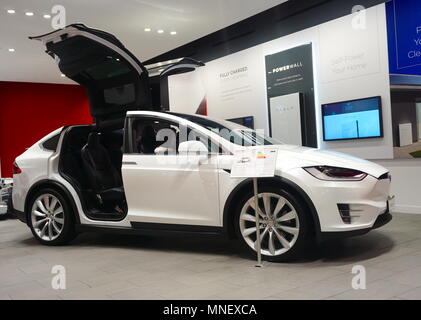 À Tesla Model X à Brent Cross, Croydon, Londres, Angleterre, Royaume-Uni Banque D'Images