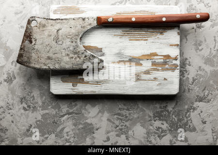 Rustique ancienne ax pour la viande sur une planche en bois Banque D'Images