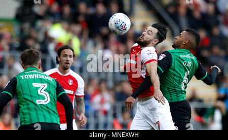 Rotherham United's Richard Towell (à gauche) et l'United Scunthorpe Funs Ojo bataille pour la balle durant le ciel un match des séries éliminatoires de la Ligue de pari à l'AESSEAL New York Stadium, Rotherham. Banque D'Images