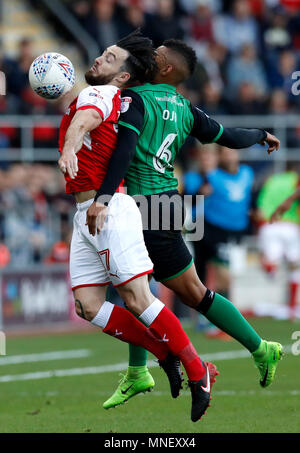 Rotherham United's Richard Towell (à gauche) et l'United Scunthorpe Funs Ojo bataille pour la balle durant le ciel un match des séries éliminatoires de la Ligue de pari à l'AESSEAL New York Stadium, Rotherham. Banque D'Images