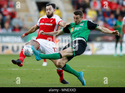 Rotherham United's Richard Towell (à gauche) et de Murray Wallace Scunthorpe United bataille pour la balle durant le ciel un match des séries éliminatoires de la Ligue de pari à l'AESSEAL New York Stadium, Rotherham. Banque D'Images