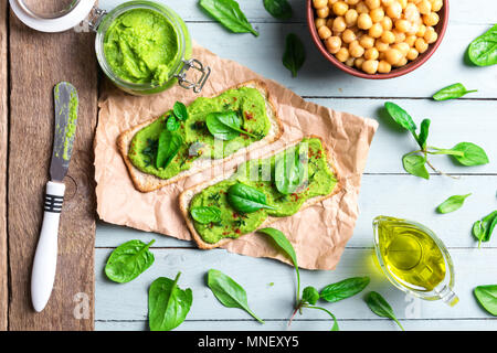 Deux crackers avec humus épinards vert Banque D'Images