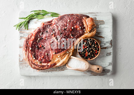 Le persillage Ribeye Steak on white plate Banque D'Images