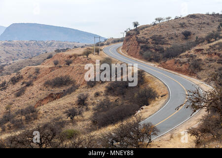 Une route de montagne sinueuse qui traverse les terrains arides du Moyen-Orient Banque D'Images