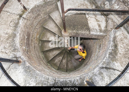 Escalade en femme en colimaçon dans la tour du château, Caernarvon, Gwynedd, Pays de Galles, Royaume-Uni Banque D'Images